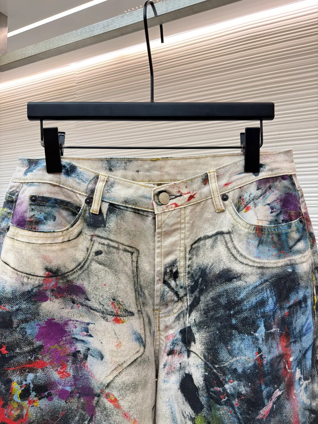 Acne Studios 3D color printed jeans ●Original version: Purchased and developed by 4989 ●Item number: 1681426- ●Material: denim fabric ●Technology: 3D production ●Version: loose fit ●Weight: about 720 grams ●Size: XS-S-M-L-XL-XXL ●Description: Customized high-weight organic cotton twill (14oz) is specially developed for ACNE. It is blended with long-staple cotton + 2% elastic fiber to ensure a crisp feel and moderate extensibility, suitable for loose tailoring. Distressed effect and 3D thermal transfer technology: It is a non-traditional washed distressing treatment. The surface distressed texture is not achieved through physical friction or bleaching. Instead, 3D thermal transfer technology is used to penetrate the preset distressed pattern into the interior of the fiber using high temperature and high pressure to achieve pixel-level distressed details such as partial whitening and shadow gradients, and the color fastness is better than traditional printing. The overall wiring is straight and delicate, the fabric is comfortable and soft, and the color is consistent without color difference. It can be matched with the same style to create a fashionable look and control various occasions. Customized accessories, complete with three standards, same style for men and women!